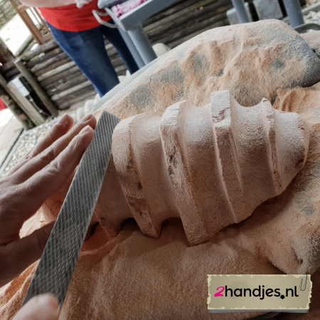 creatieve-workshop-speksteen-bewerken-dag-met-lunch speksteen snijden beeldhouwen uitje creatief