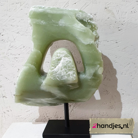 speksteen-bewerken-workshop-vriendinnenuitje-beeldhouwen creatief bezig zijn met een steen beeld maken in een dag